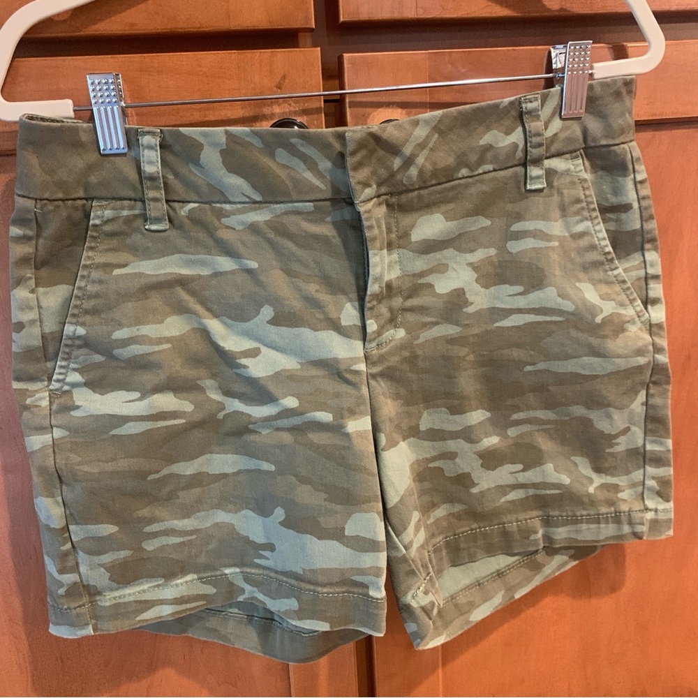 Caslon Camo Shorts Size 8 - Picture 9 of 10